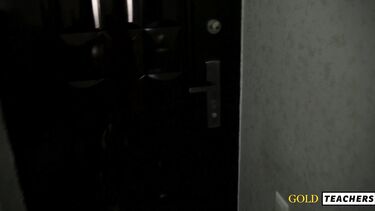 Шумная молодая девчонка проштрафилась и отдалась ворчливому соседу