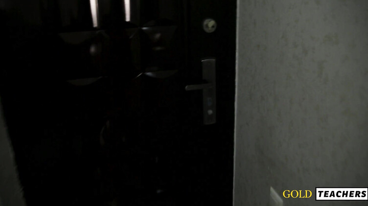 Шумная молодая девчонка проштрафилась и отдалась ворчливому соседу