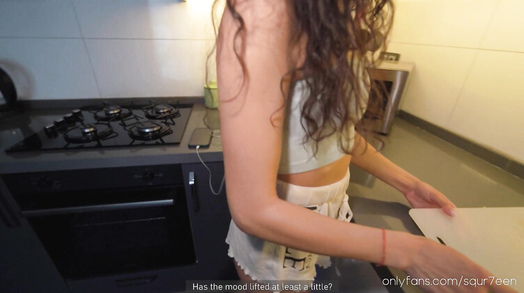 Возбужденная русская красотка отдалась соседу по квартире