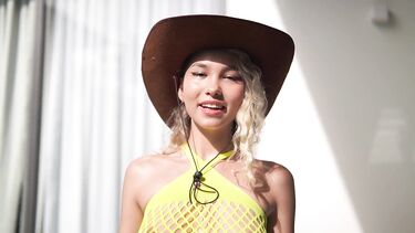 Казашка Карина ебется с усатым ковбоем на шезлонге