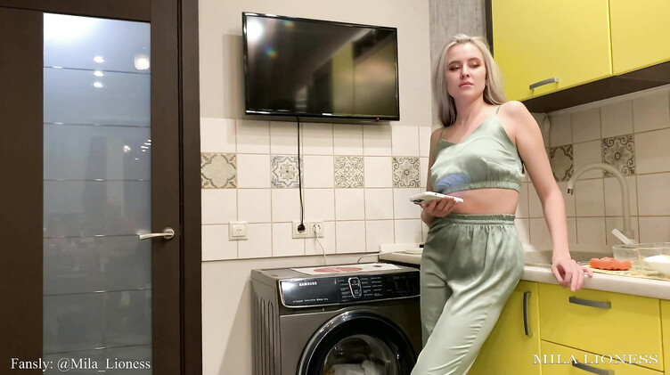 Воспитание падчерицы: не помогаешь по дому - соси хуй!