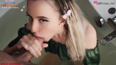 Нимфоманка развела сводного брата на секс в ванне