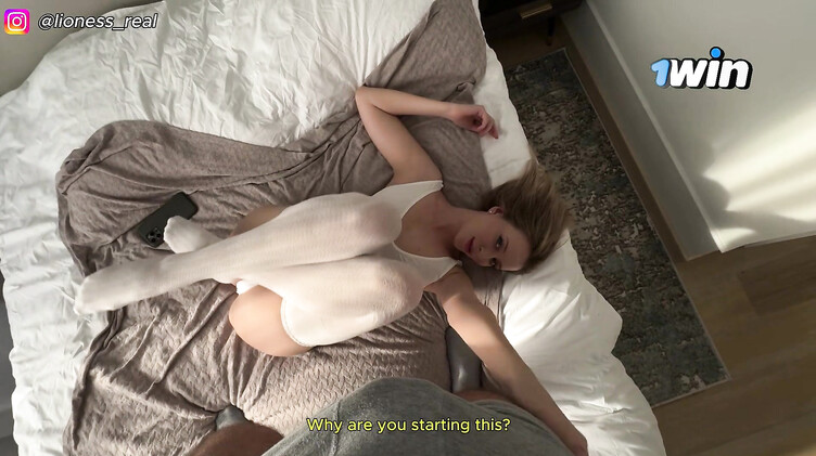 Инстаблогерша чпокается со сводным братом, не снимая трусиков