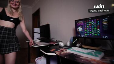 Альтушка застала типа за дрочкой и помогла слюнявым ротиком