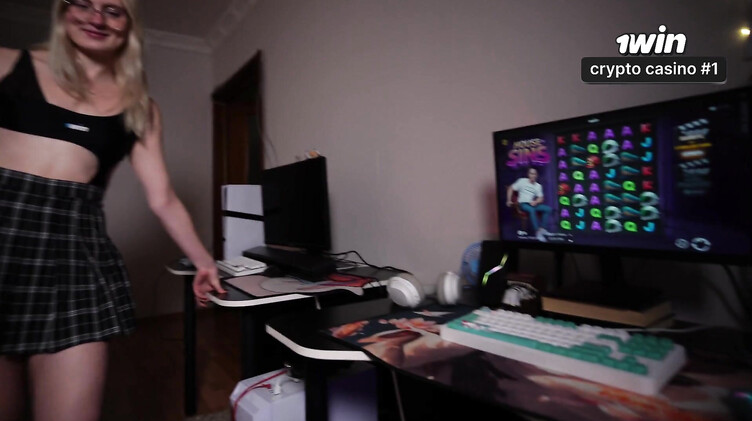 В гольфах: Альтушка застала типа за дрочкой и помогла слюнявым ротиком