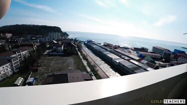 Молодая пара занимается рискованным сексом на балконе отеля