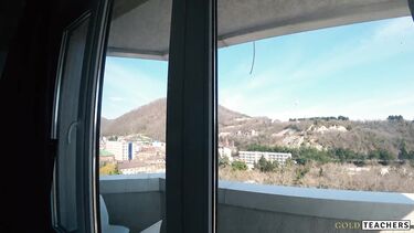 Молодая пара занимается рискованным сексом на балконе отеля