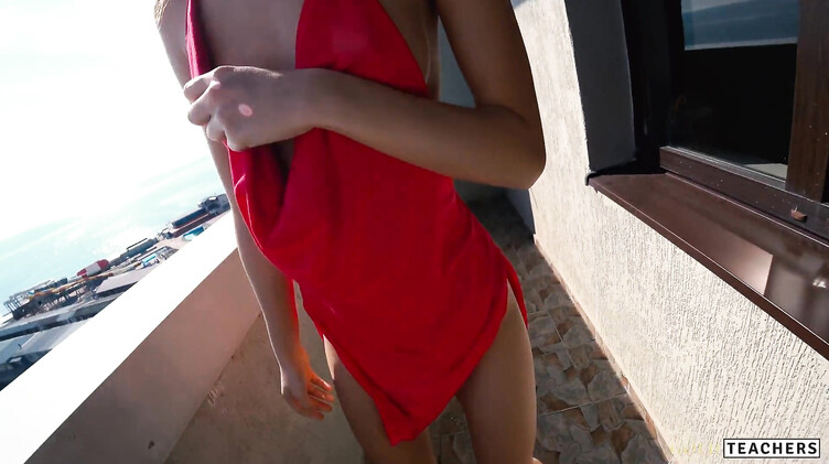 Молодые: Молодая пара занимается рискованным сексом на балконе отеля