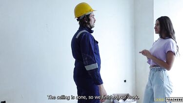 Заказчица сосет хуй строителю перед прожаркой киски