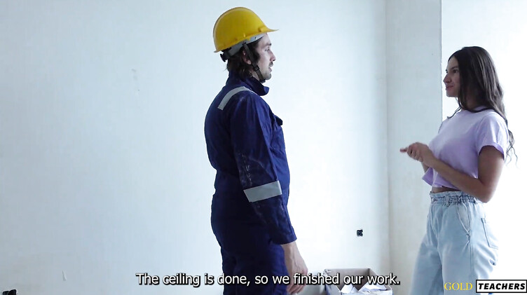 Заказчица сосет хуй строителю перед прожаркой киски