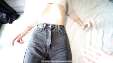 Застряла в тесных джинсах и была выебана отчимом