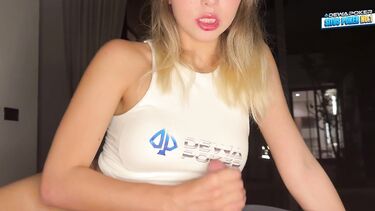 Сладкие стоны красивой блондинки во время страстного соития