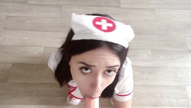 Похотливая медсестра мастурбирует самотыком в клинике