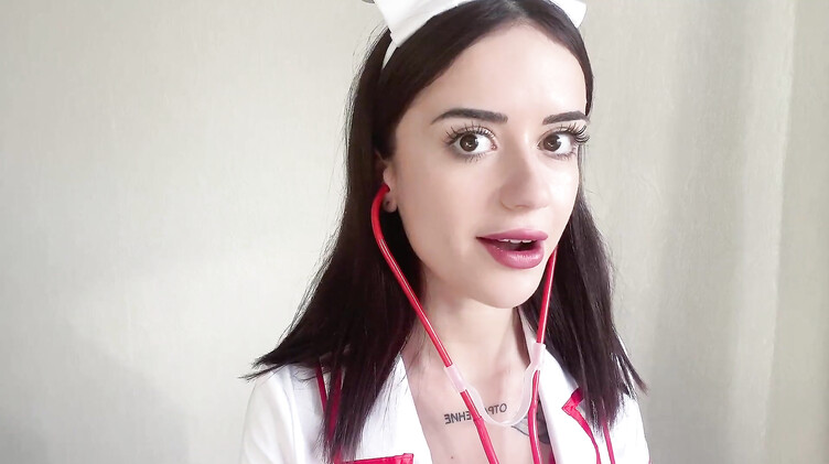 TAYA SIA: Похотливая медсестра мастурбирует самотыком в клинике