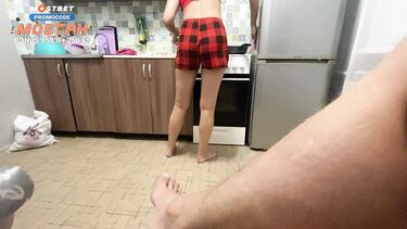 Гость отодрал на кухне гостеприимную жену друга