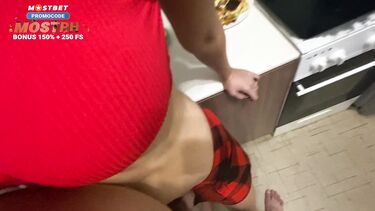 Гость отодрал на кухне гостеприимную жену друга