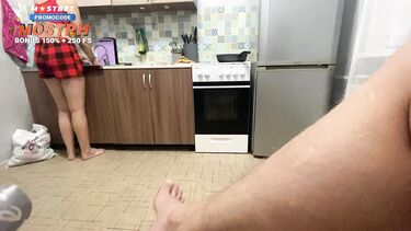 Гость отодрал на кухне гостеприимную жену друга