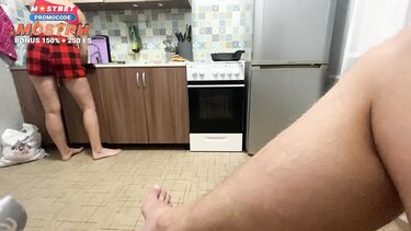 Гость отодрал на кухне гостеприимную жену друга