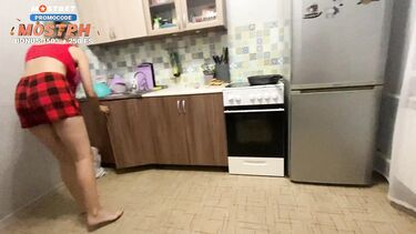 Гость отодрал на кухне гостеприимную жену друга