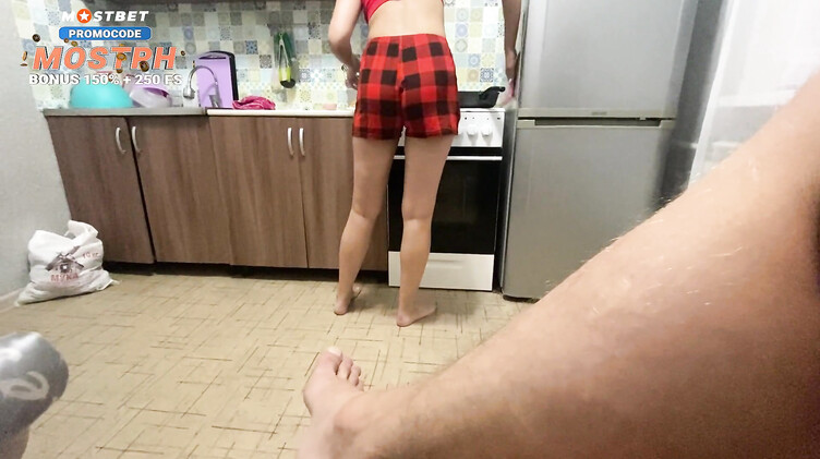 Гость отодрал на кухне гостеприимную жену друга