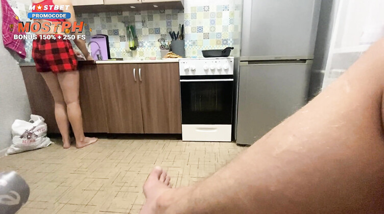 Гость отодрал на кухне гостеприимную жену друга