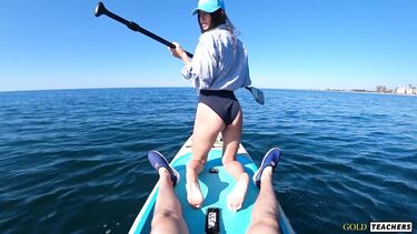 Сапбордистка трахается на сапе после отсоса волосатого члена