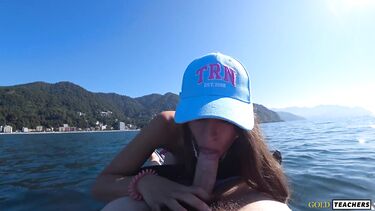 Сапбордистка трахается на сапе после отсоса волосатого члена