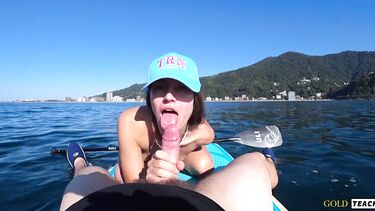 Сапбордистка трахается на сапе после отсоса волосатого члена