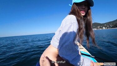 Сапбордистка трахается на сапе после отсоса волосатого члена