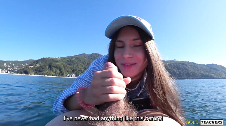 Сапбордистка трахается на сапе после отсоса волосатого члена