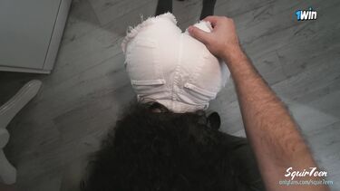 Стоячие сиськи: Милфа учит сына друга доставлять удовольствие девчонкам