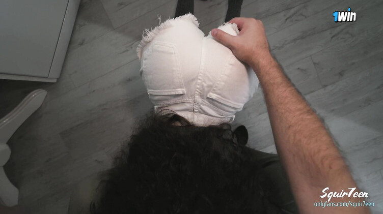 Мама друга: Милфа учит сына друга доставлять удовольствие девчонкам