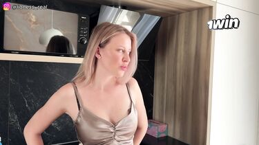 Напоила соседа виагрой и отсосала член перед еблей