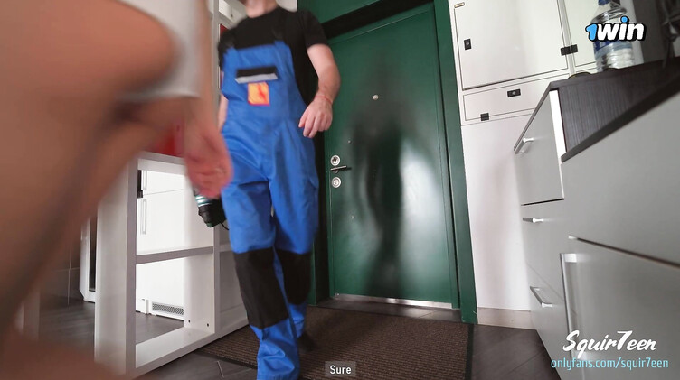 Кудрявая жена оплатила услуги мастера пиздой