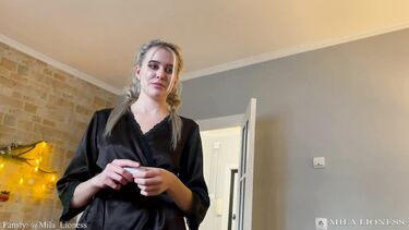 Мачеха сосет хуй и трахается с шантажистом пасынком