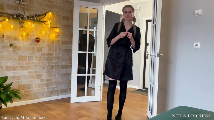 Мачеха сосет хуй и трахается с шантажистом пасынком