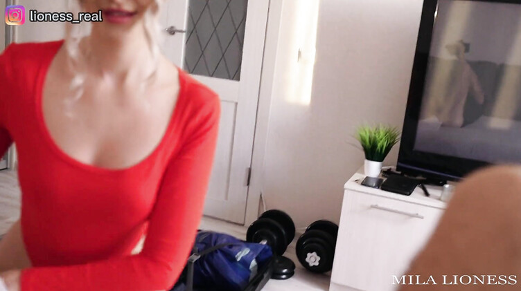 Блондинка Мила попрыгала на члене перед поездкой в аэропорт