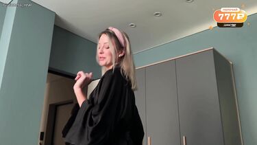 Мачеха оценивает шляпу пасынка и лишает его девственности