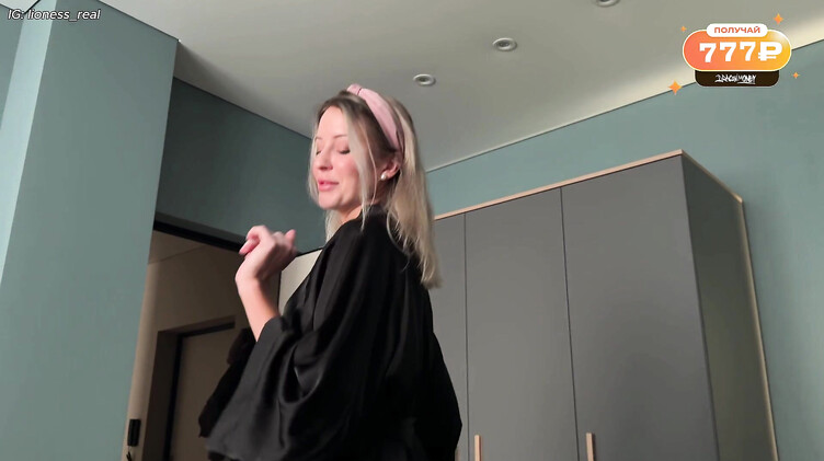 Мачеха оценивает шляпу пасынка и лишает его девственности