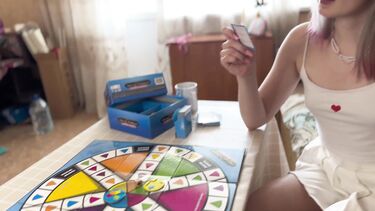 Проиграла в монополию минет и доступ к киске