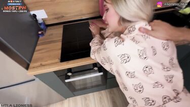 Русский пасынок трахает на кухне красивую мачеху пока бати нет дома