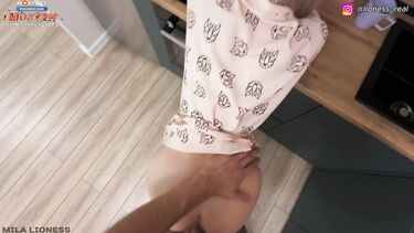 Русский пасынок трахает на кухне красивую мачеху пока бати нет дома