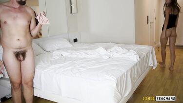 Стройняшка получила хуй в очко, застряв под кроватью