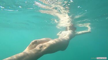 Снимает в море под водой голую худышку крупным планом