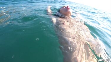 Снимает в море под водой голую худышку крупным планом