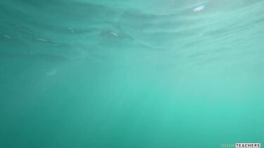 Под водой: Снимает в море под водой голую худышку крупным планом