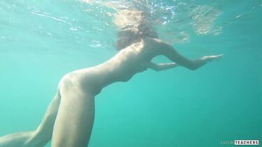 Снимает в море под водой голую худышку крупным планом