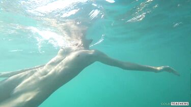 Снимает в море под водой голую худышку крупным планом