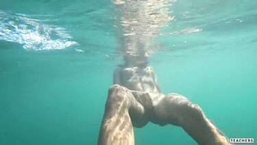 GoldTeachers: Снимает в море под водой голую худышку крупным планом