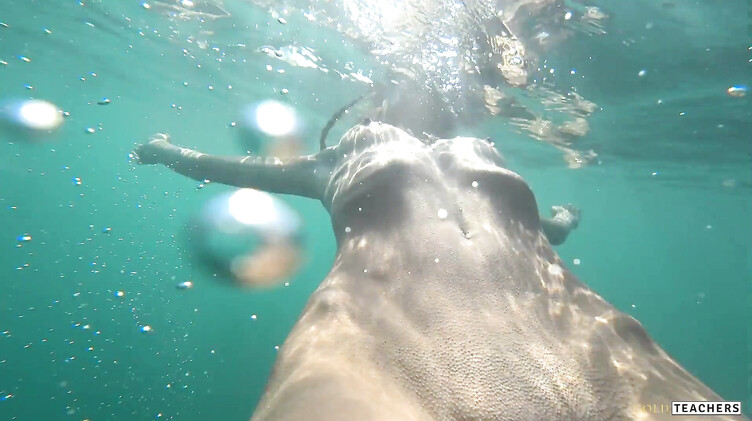 Снимает в море под водой голую худышку крупным планом